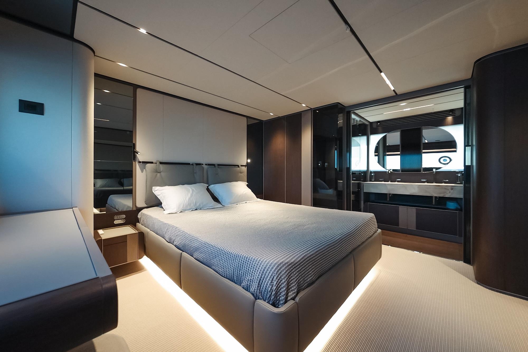 2025 FERRETTI YACHTS INFYNITO 80 